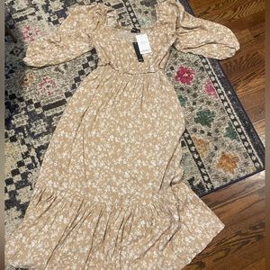 Cute ditsy floral boutique maxi dress!